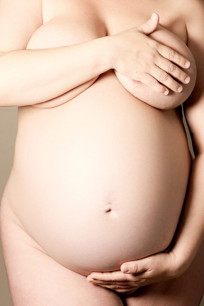 Närbild på gravidmage