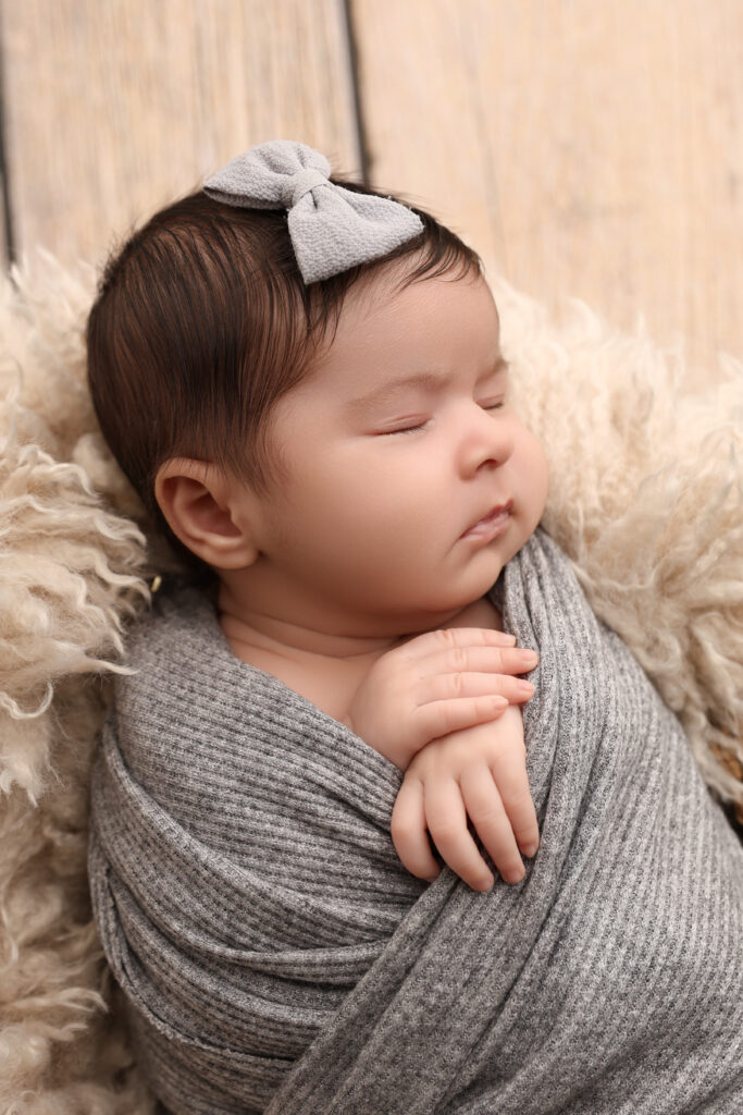 Nyfödd sovande bebis inlindad i filt