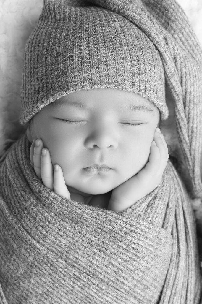 Närbild på sovande nyfödd bebis med mössa