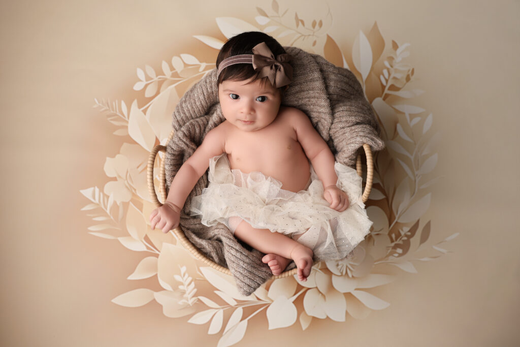 Vaken nyfödd bebis i korg