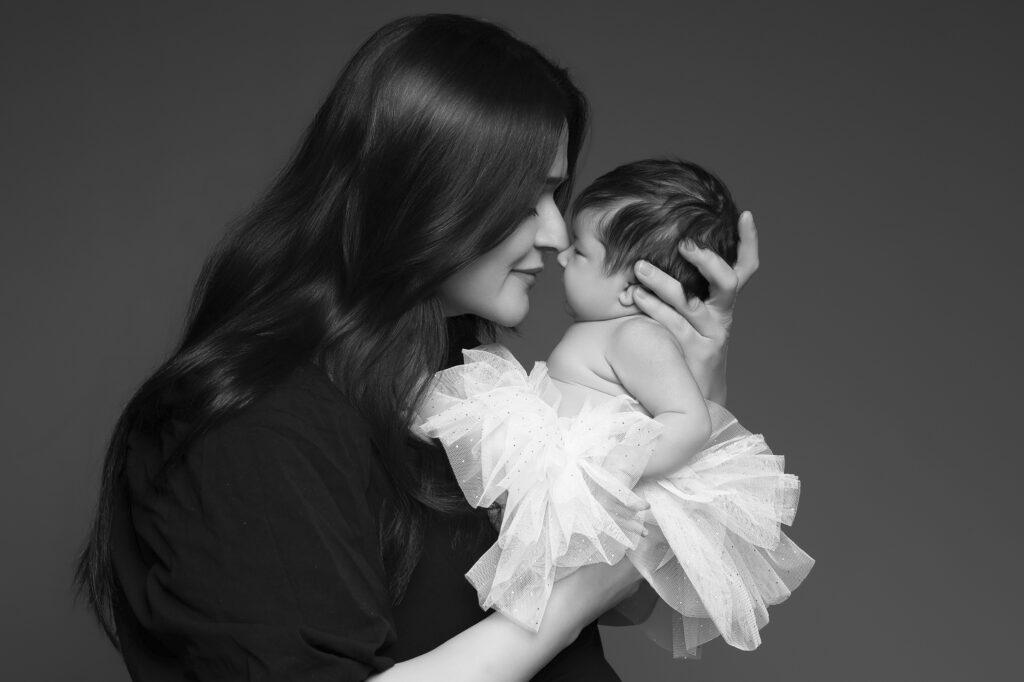 Mamma håller sin nyfödda bebis