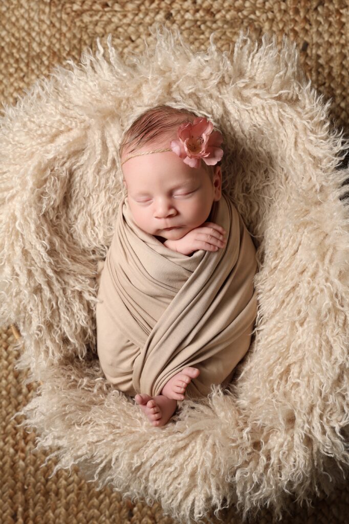 Närbild på nyfödd bebis som sover